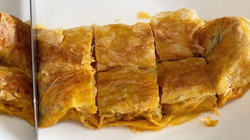 Yufka kullanmadan da börek yapılabiliyor... İşte yufkasız pırasalı börek tarifi... 1